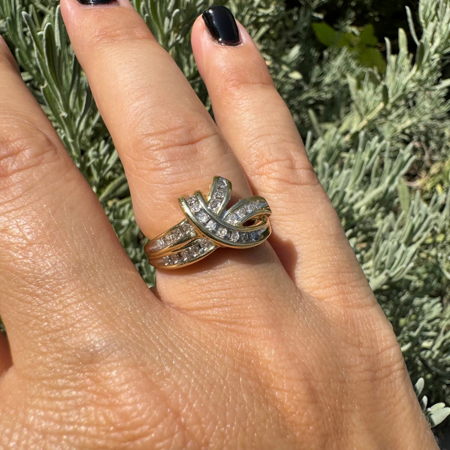 14 Gold ring set with rows of shimmering Diamonds