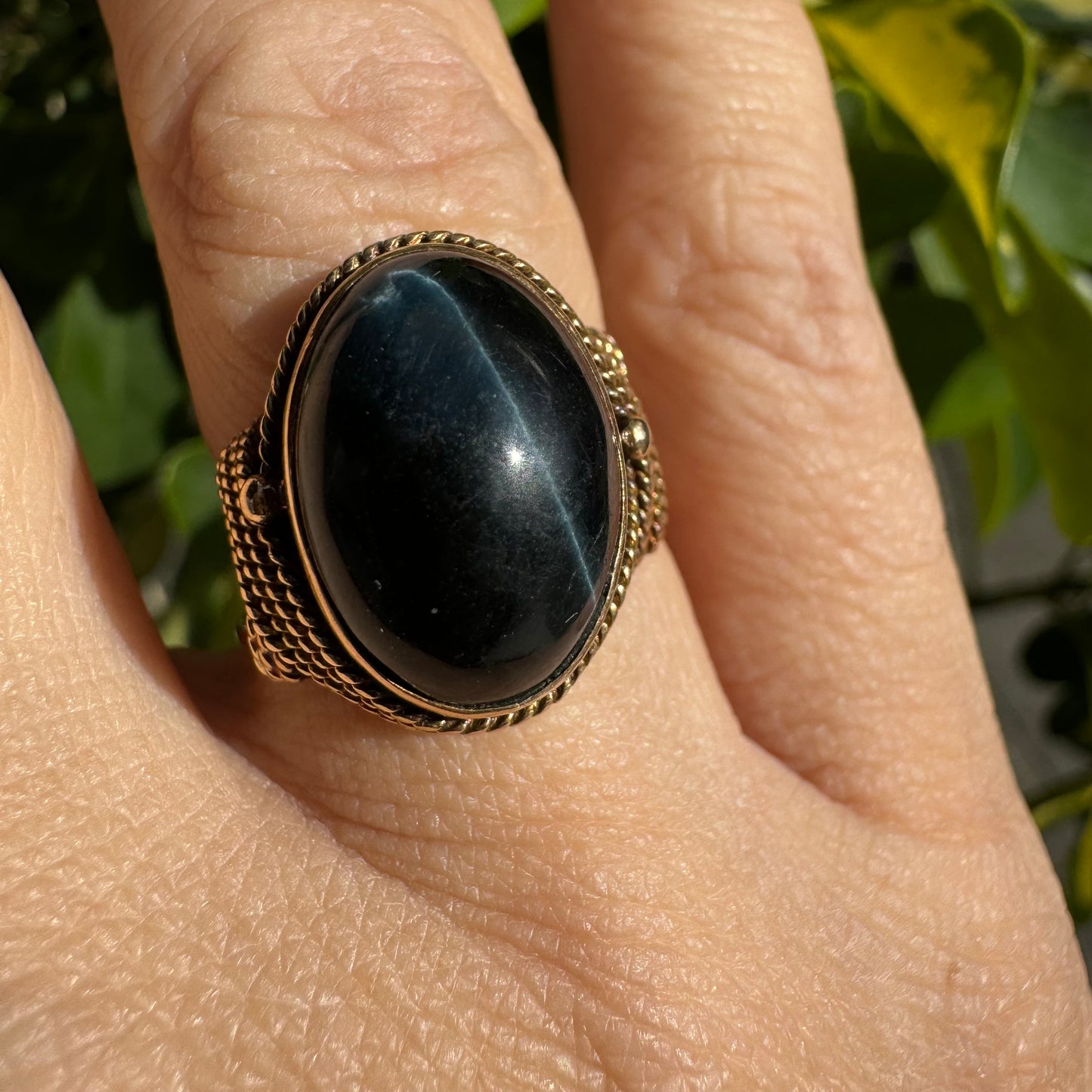 טבעת זהב אדום 14 קראט משובצת אבן ג׳ייד שחורה