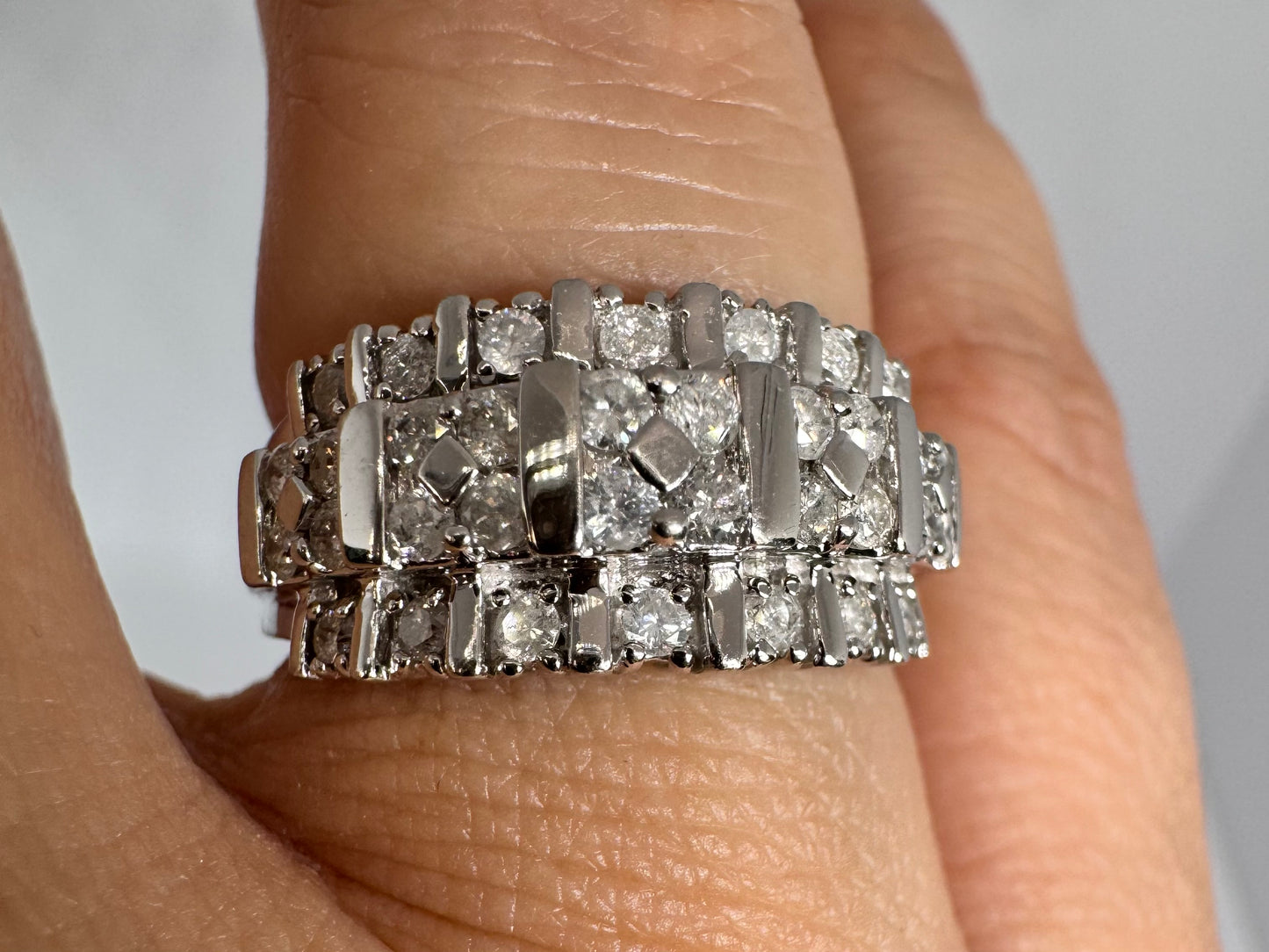 טבעת זהב לבן 10 קראט משובצת יהלומים