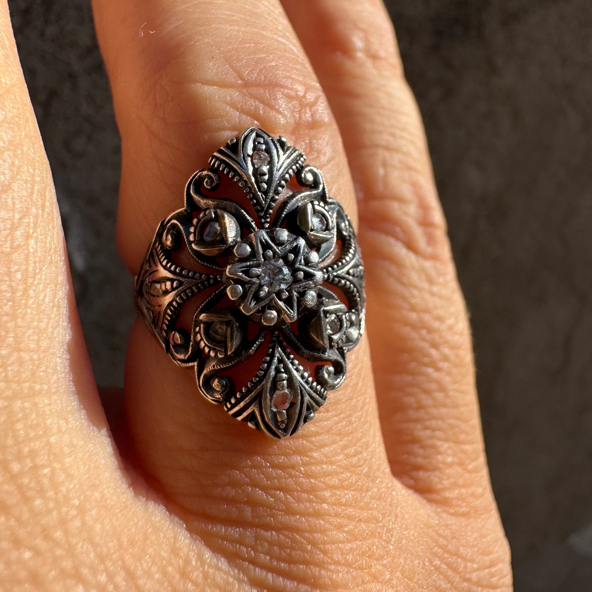 טבעת זהב 18 קראט וכסף עם עבודת פיליגרן עדינה בעיצוב פרח ועלים משובצת יהלומים