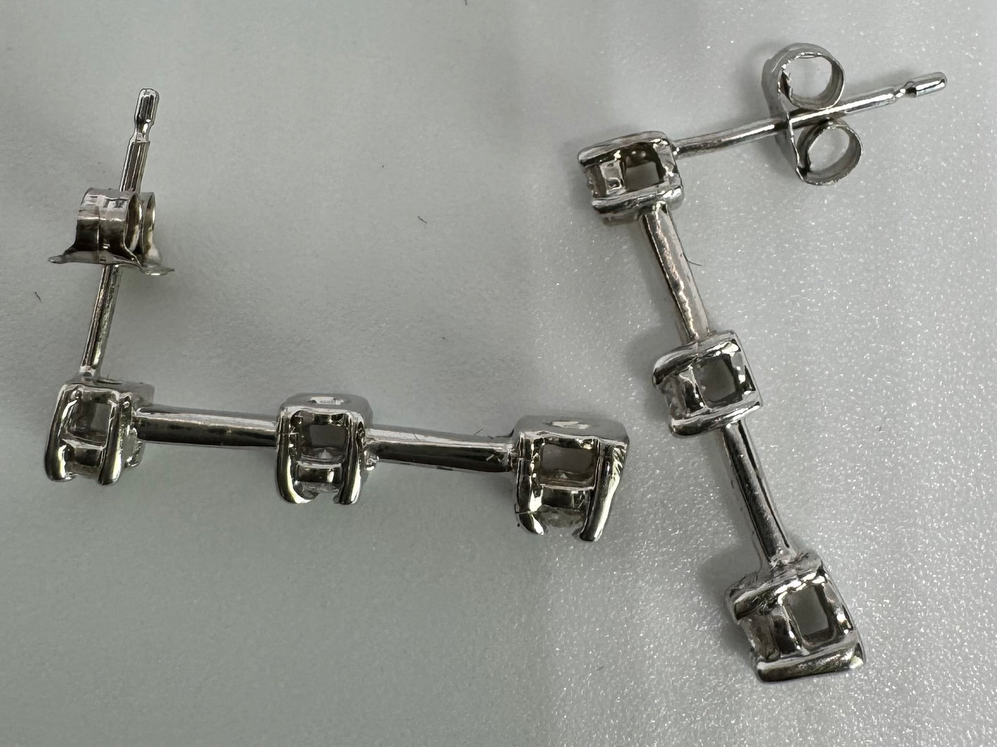 עגילי טיפה זהב 14K משובצים 3 יהלומים