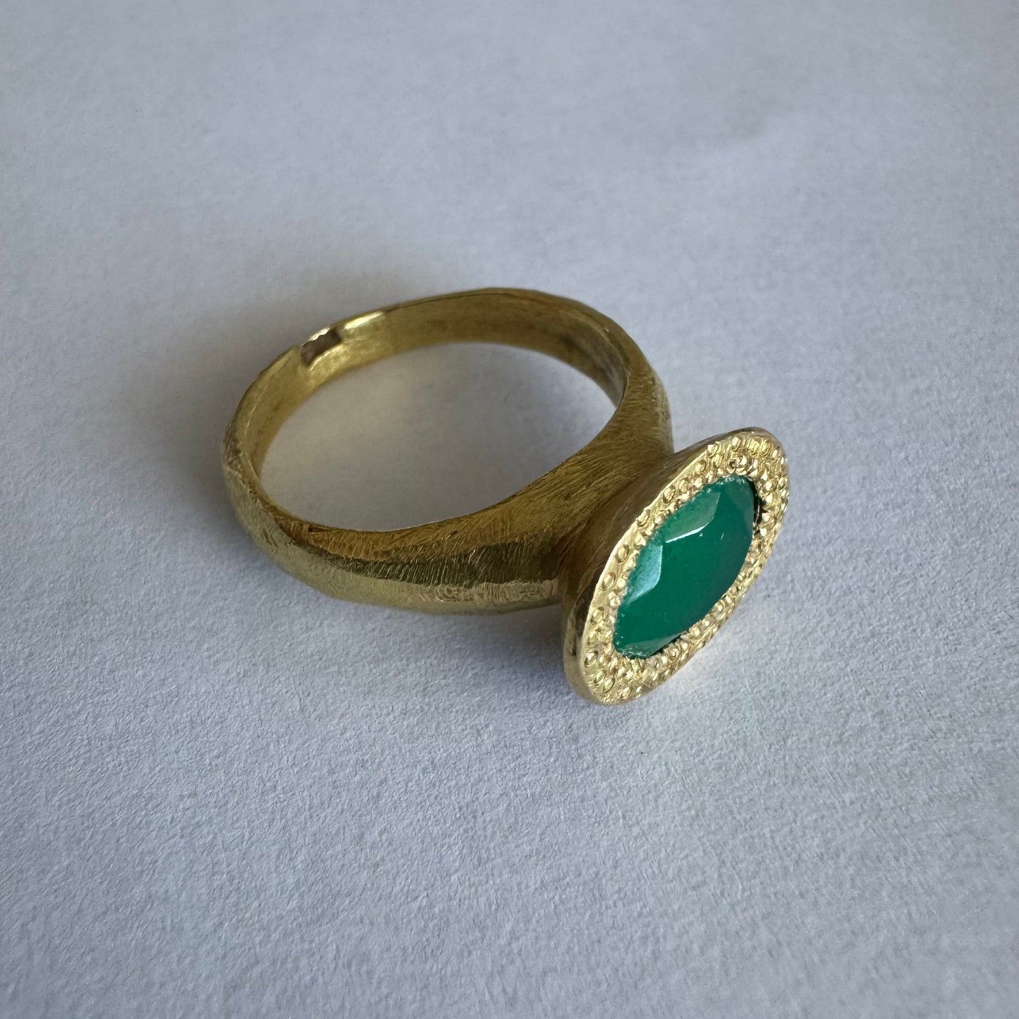 טבעת זהב צהוב 18 קראט משובצת אבן כריסופרס בגוון ירוק עמוק ומהפנט.