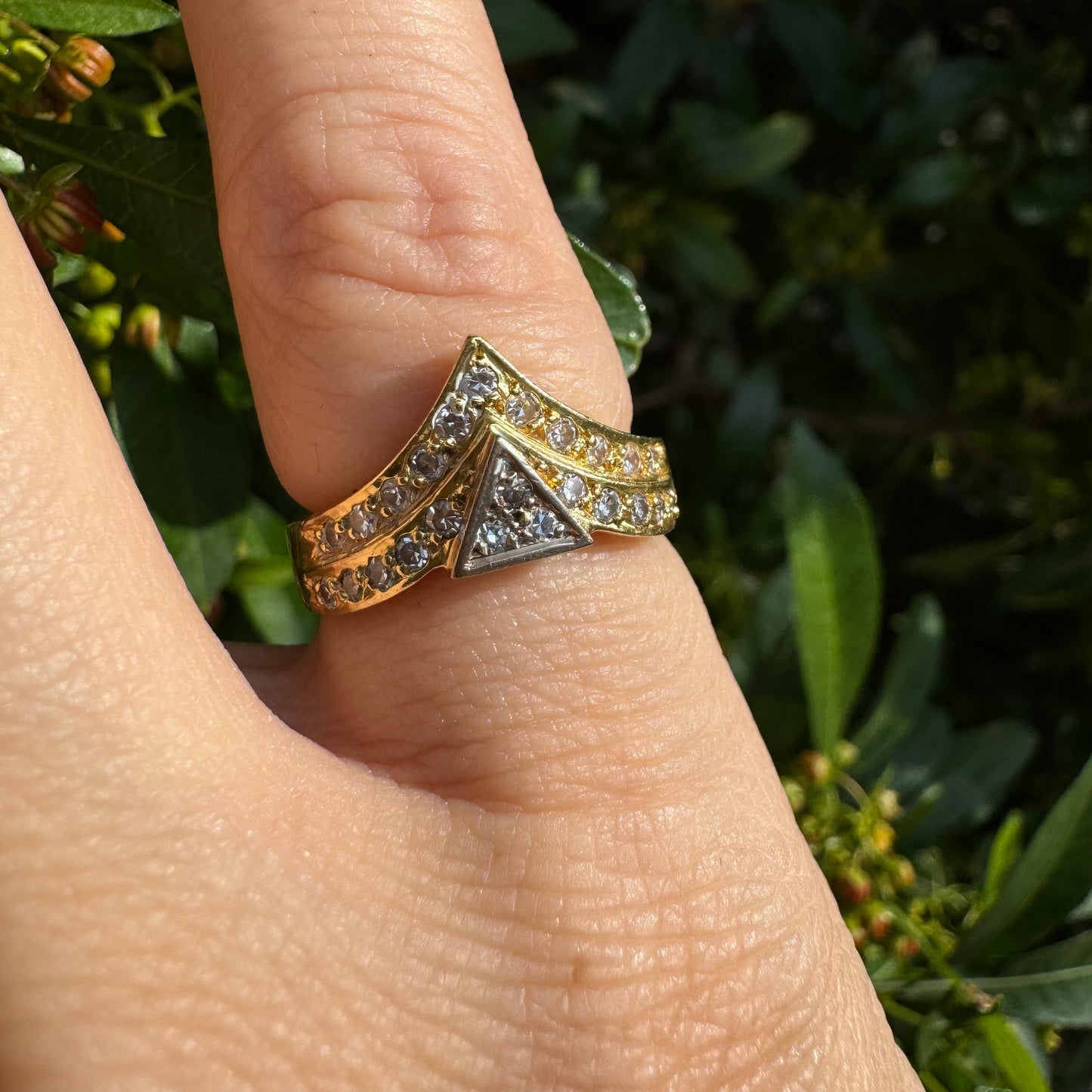 18K gold ring set with Diamonds