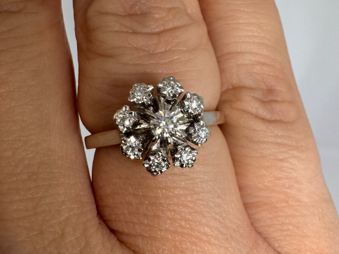 18K gold ring set with Diamonds