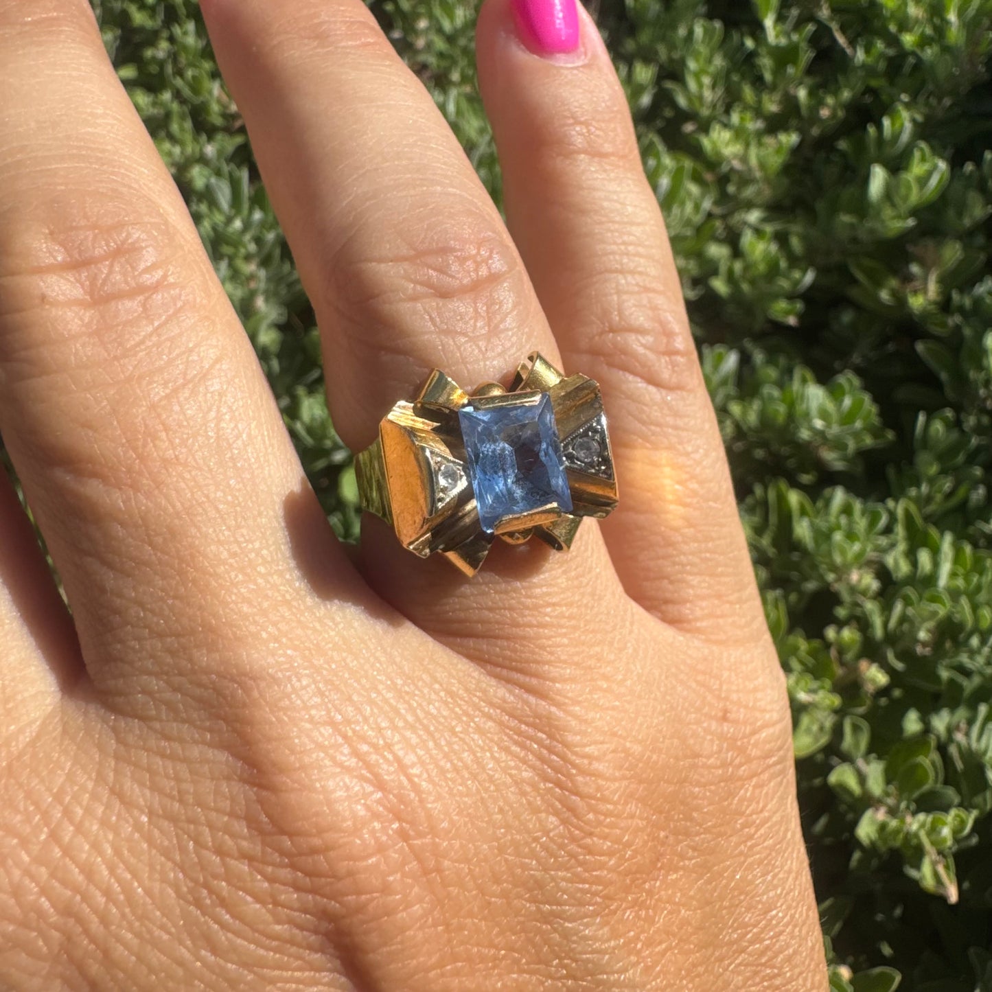 18K gold bow ring, set with a rectangular Blue Topaz gemstone at the center