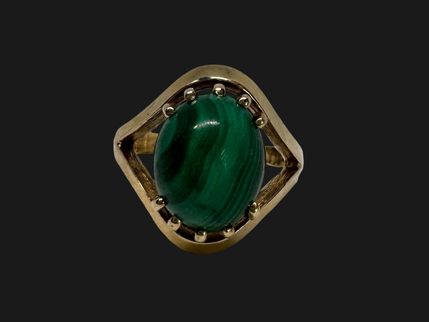 14K gold ring set with a polished Malachite cabochon