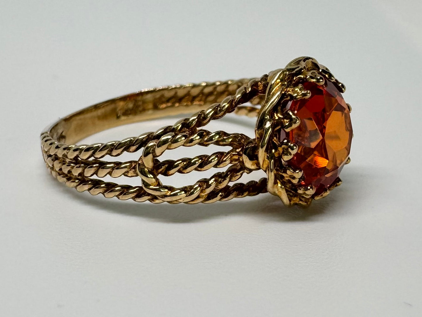 טבעת זהב צהוב 10 קראט משובצת אבן חן כתומה