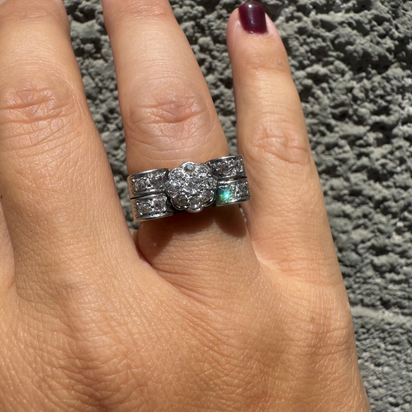 18K gold ring featuring a flower-shaped design set with antique Diamonds