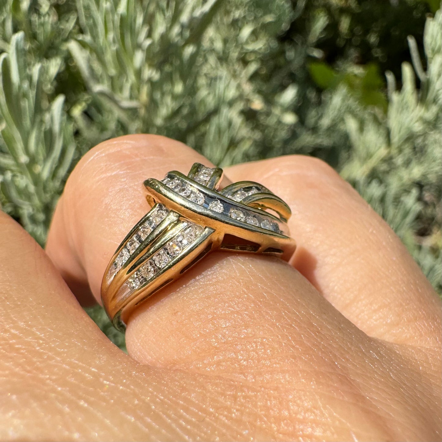 14 Gold ring set with rows of shimmering Diamonds