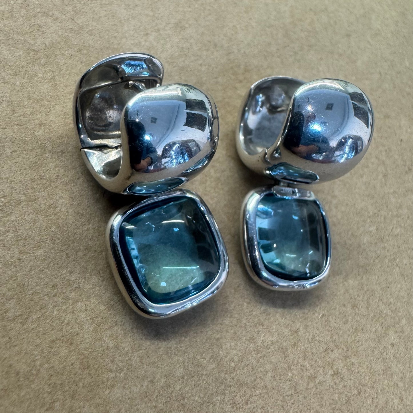 עגילי זהב לבן 18 קראט, נופלים קצרים, משובצים אבן אקוומרין