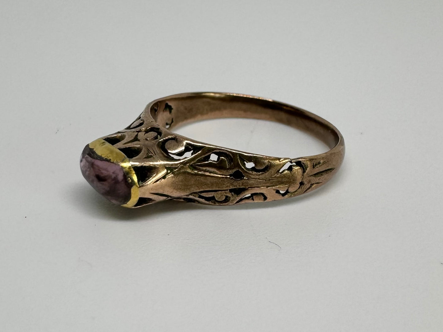 טבעת עתיקה זהב 10 קראט משובצת אבן סגולה