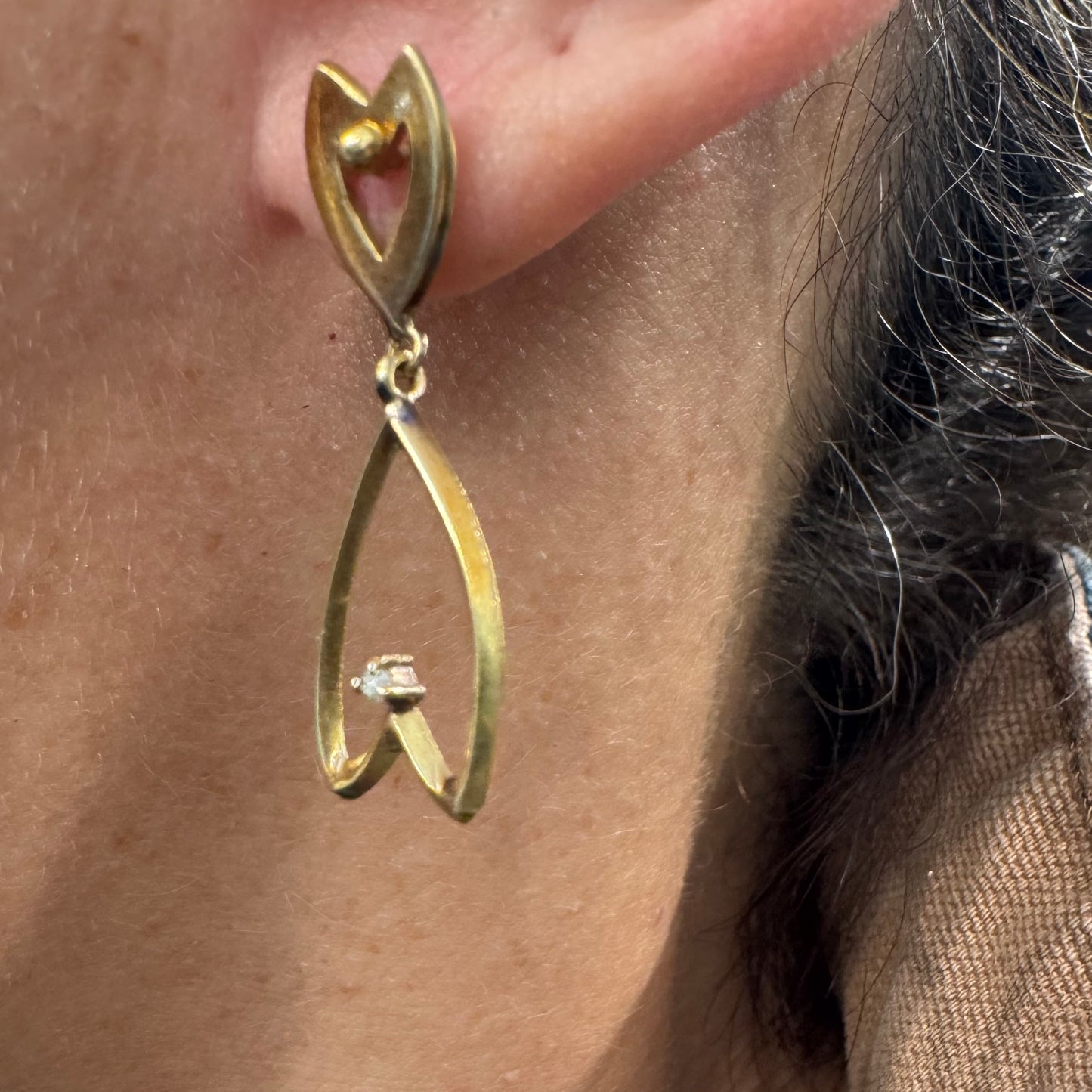 עגילי זהב צהוב 18 קראט בעיצוב עדין ומיוחד בצורת לב, עם יהלום קטן שמוסיף נצנוץ מדויק