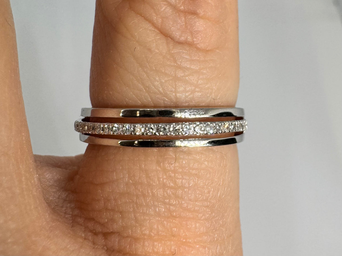 18K gold ring set with Diamonds