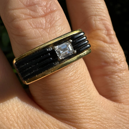 18K gold ring set with one center Diamond