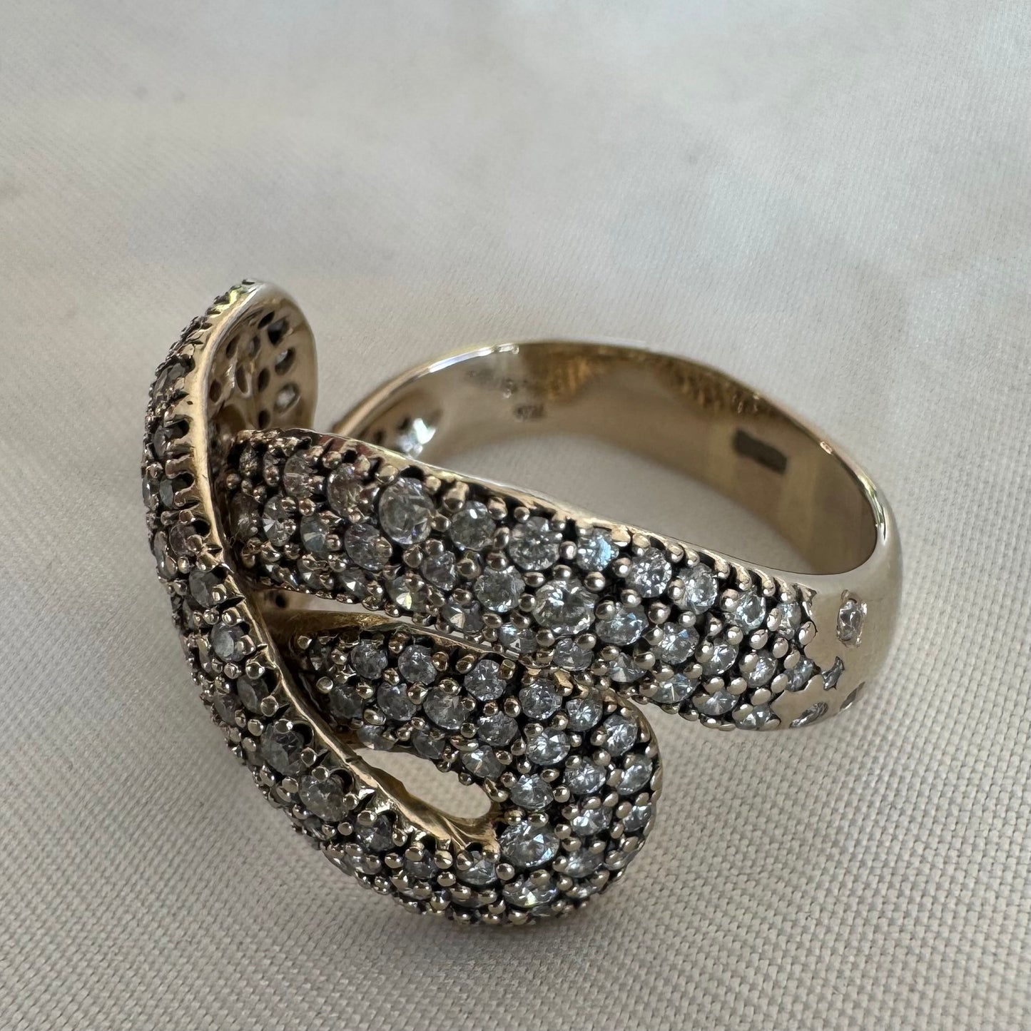 18K gold ring by H.Stern, from the iconic Celtic Dunes collection, fully set with brilliant Diamonds