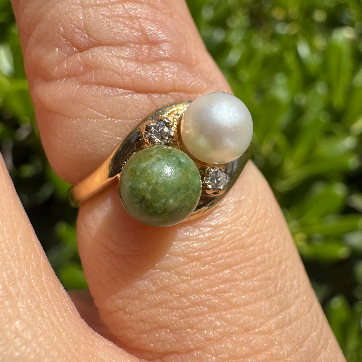 טבעת זהב צהוב משובצת פנינה, אבן סרפנטיין ויהלומים