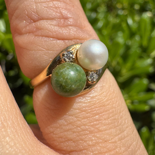 טבעת זהב צהוב משובצת פנינה, אבן סרפנטיין ויהלומים