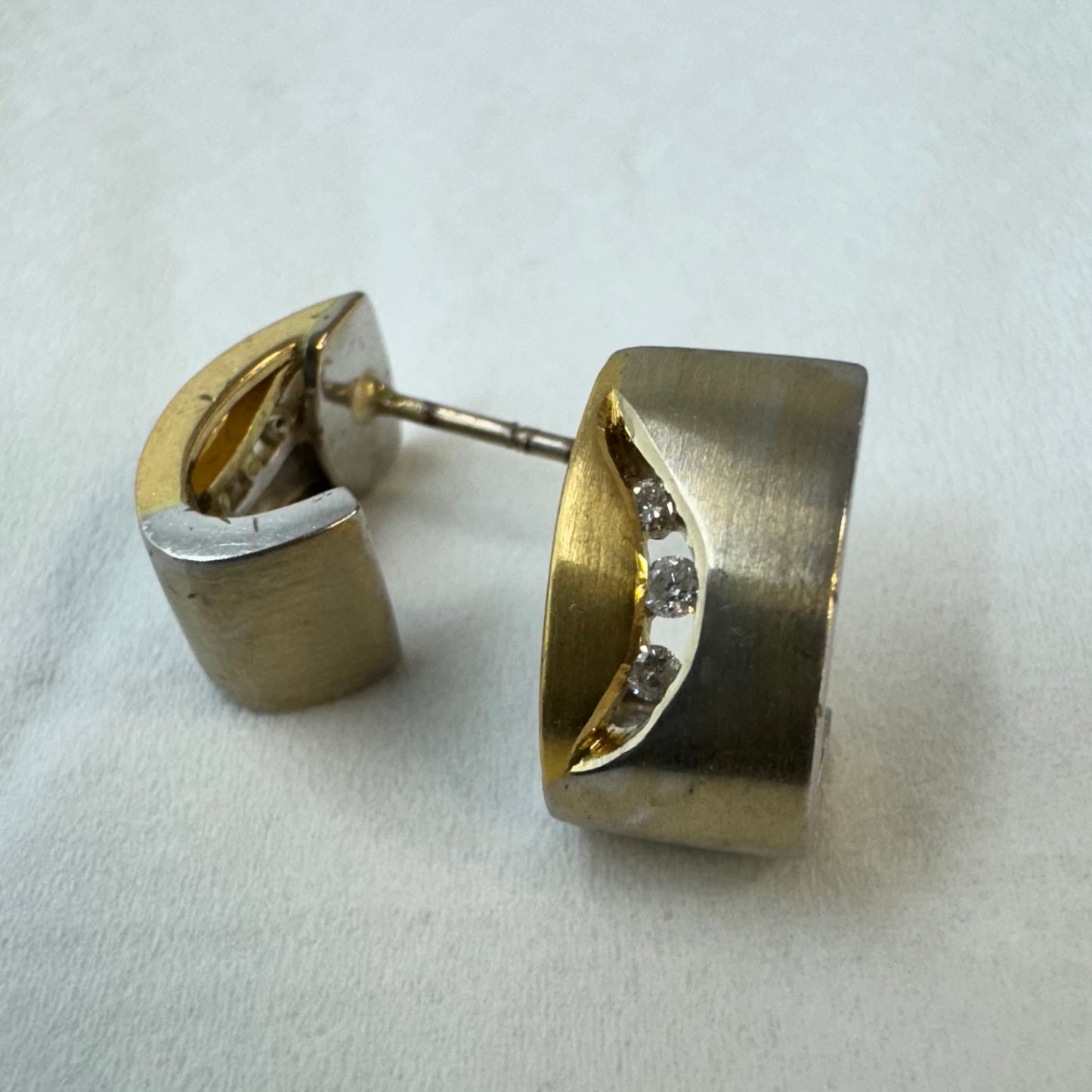 עגילי זהב 18K משובצים יהלומים