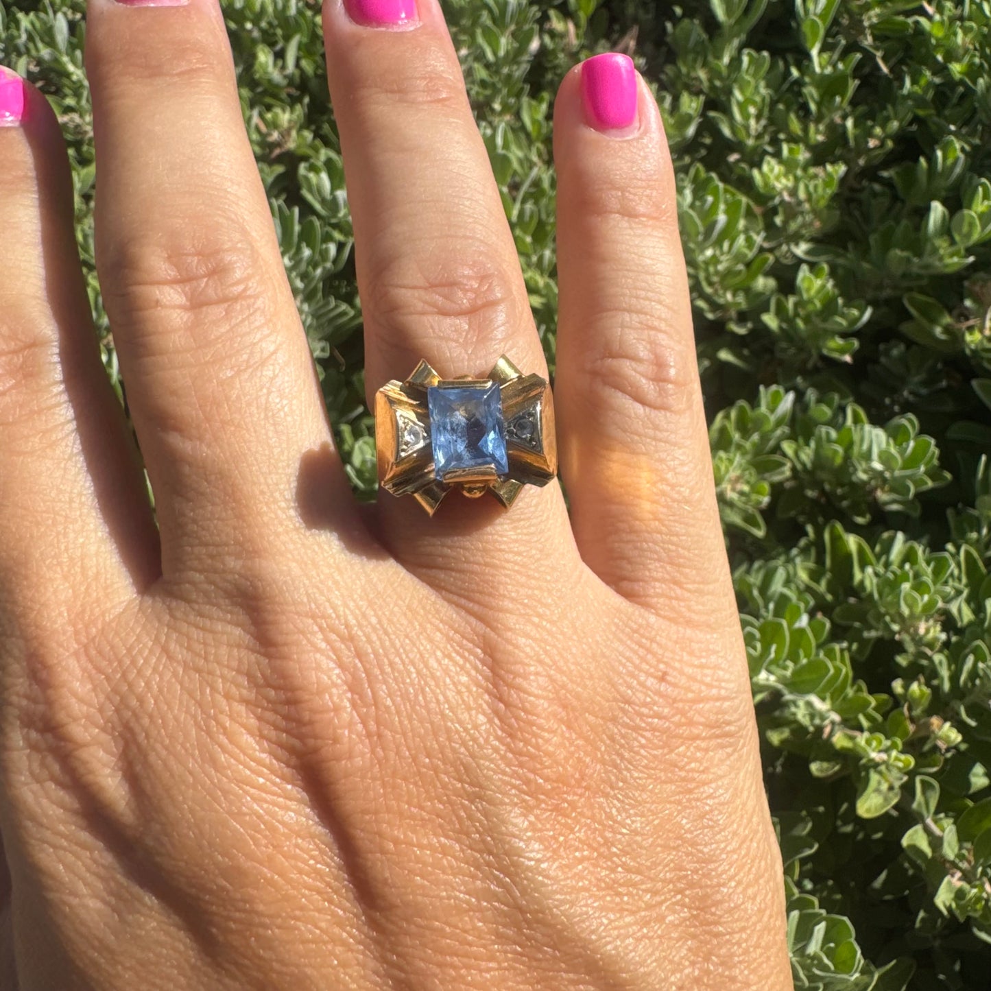 18K gold bow ring, set with a rectangular Blue Topaz gemstone at the center