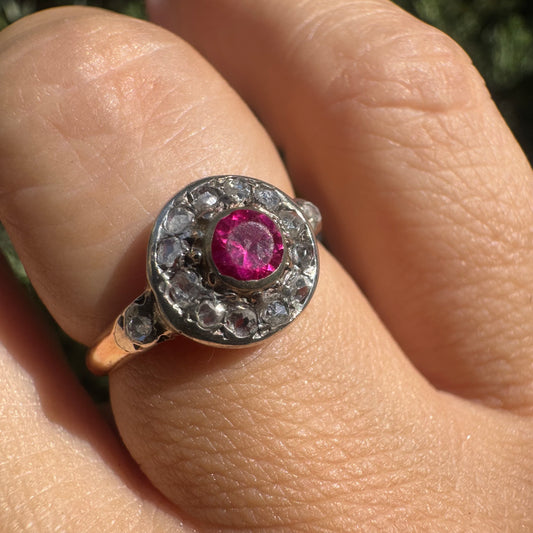 טבעת זהב 18 קראט עתיקה משובצת אבן רובי עגולה במרכז וסביבה משובצים יהלומים בליטוש ישן