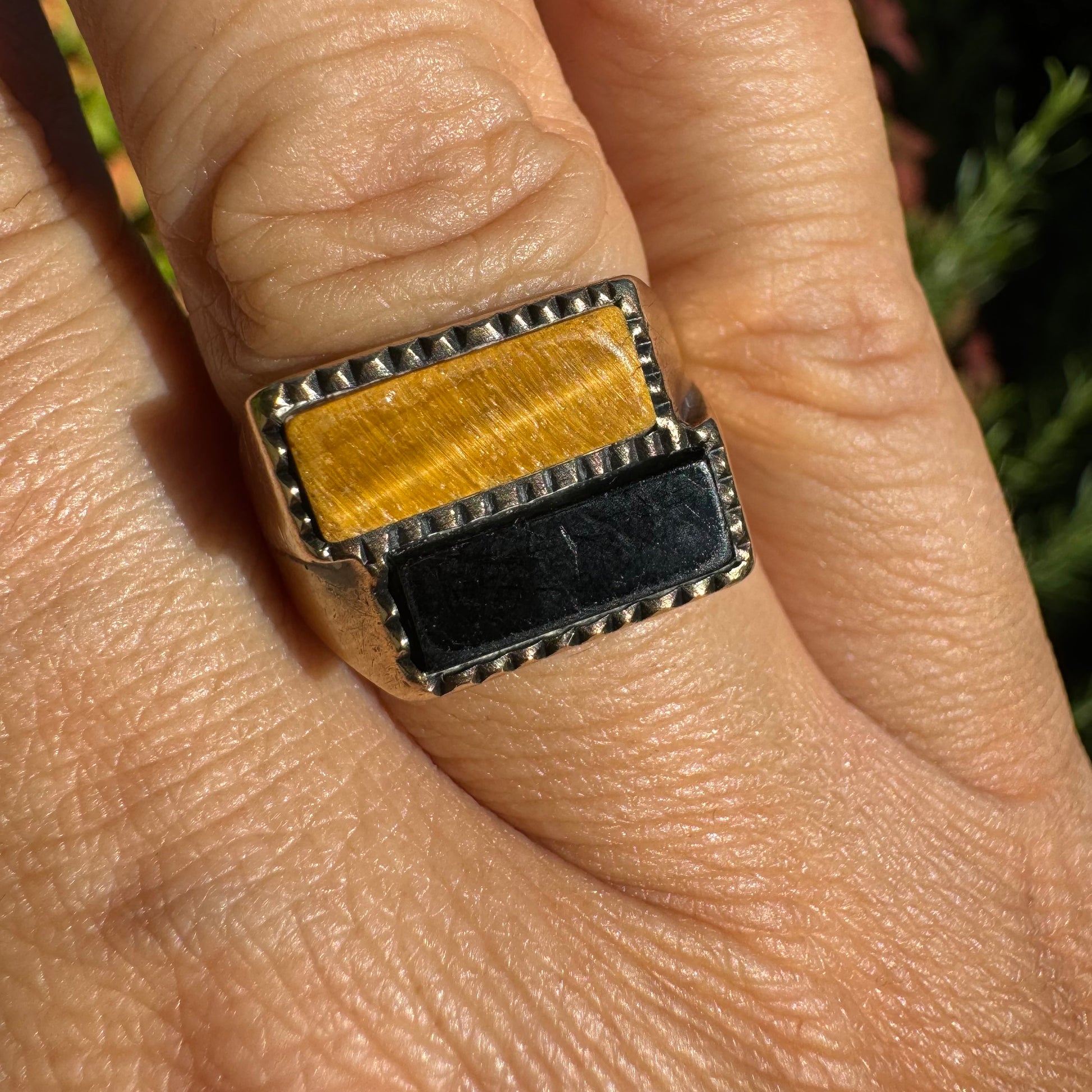 טבעת זהב צהוב 9 קראט משובצת אבן אוניקס בצבע שחור ואבן ״עין הנמר״