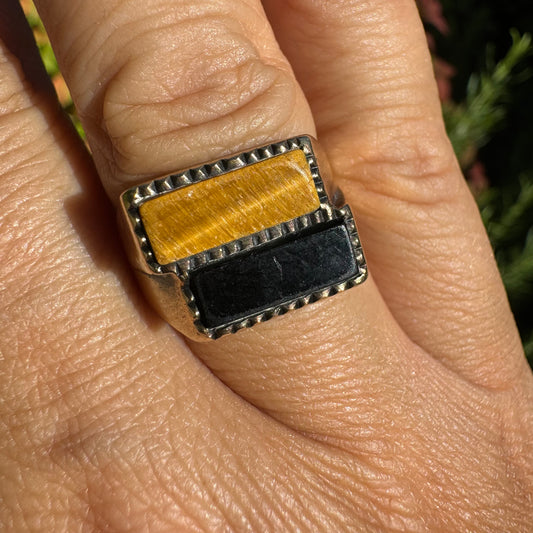 טבעת זהב צהוב 9 קראט משובצת אבן אוניקס בצבע שחור ואבן ״עין הנמר״