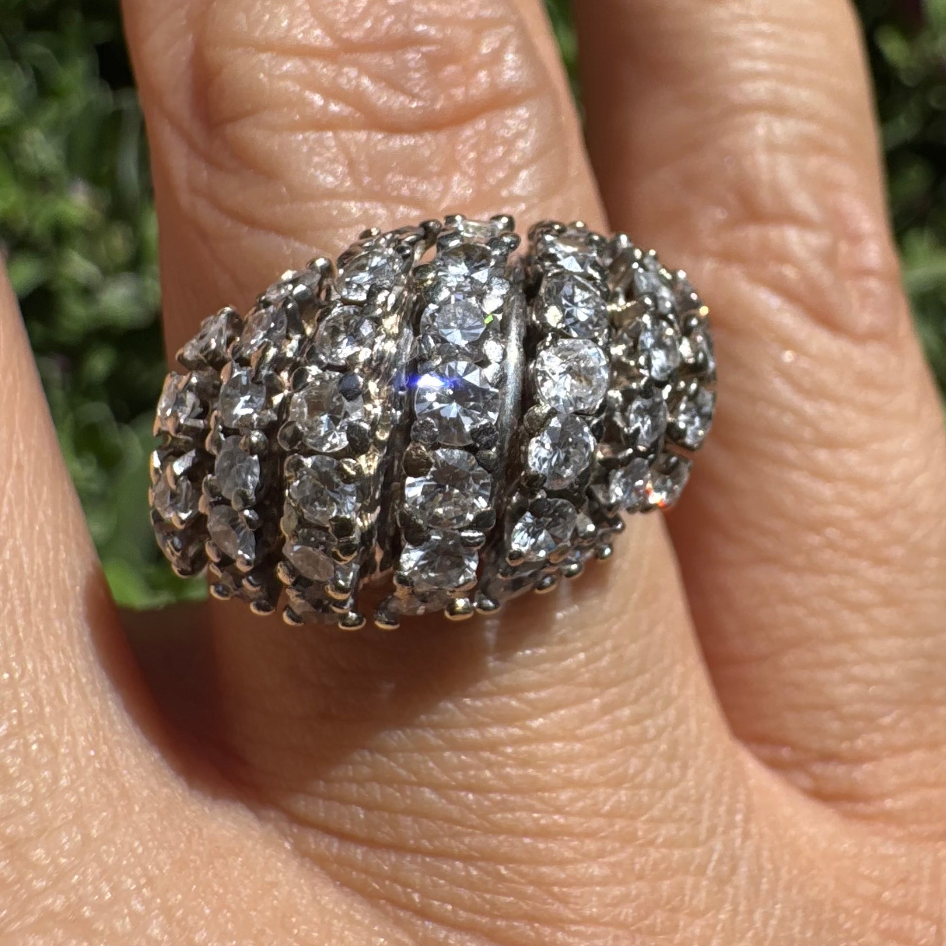 טבעת זהב לבן 14 קראט משובצת יהלומים בצורת כיפה מדורגת – עיצוב עשיר ומרשים