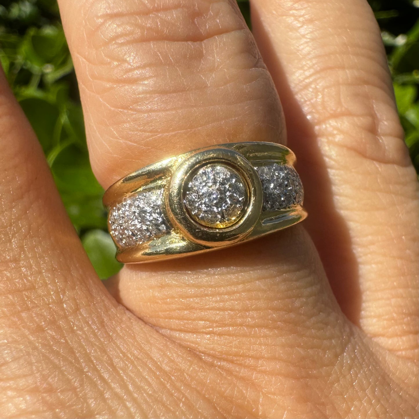 18K gold ring set with Diamonds