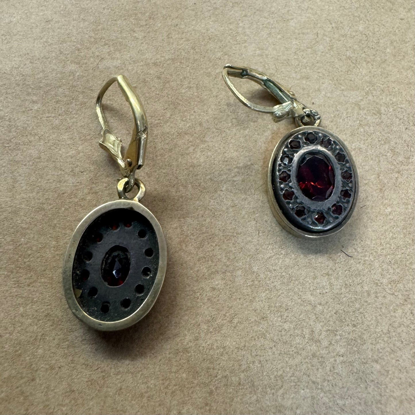 עגילי זהב צהוב 14 קראט, נופלים באורך בינוני, משובצים אבני גרנט