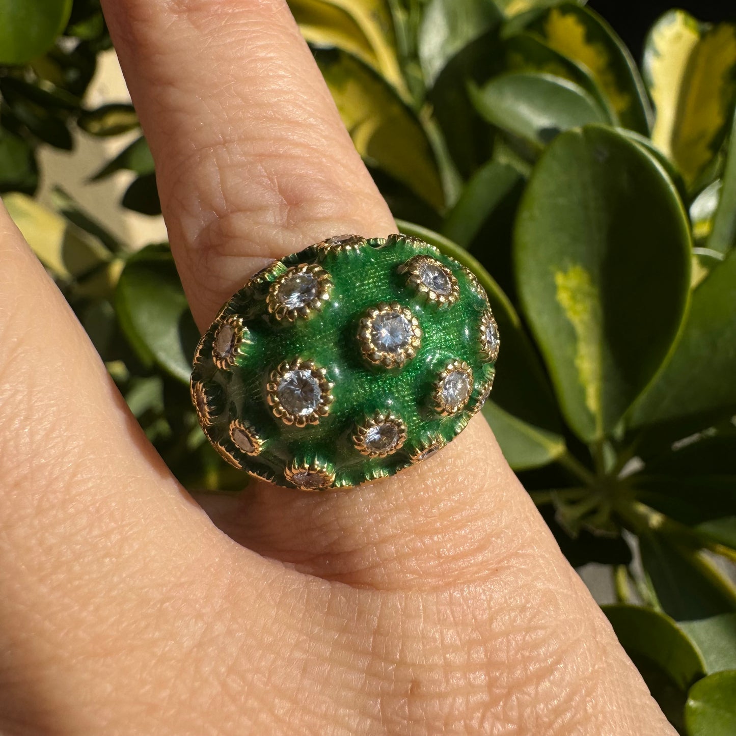 18K gold ring set with Enamel & Diamonds