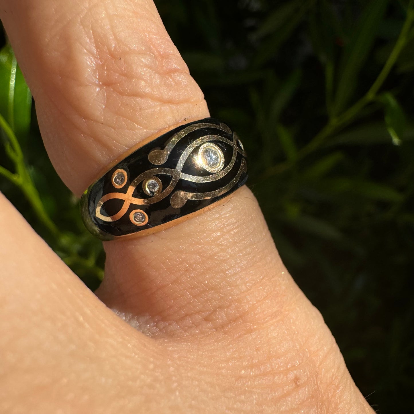 14K gold ring set with Enamel & Diamonds