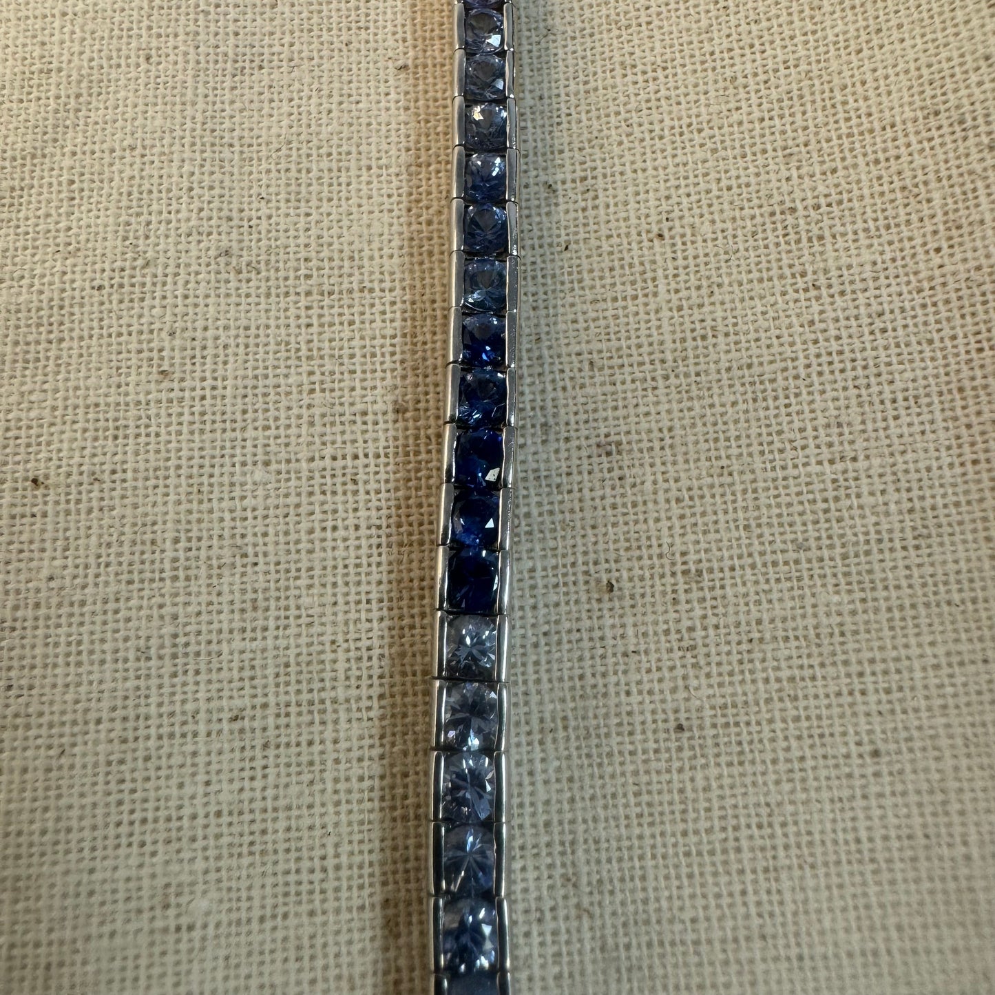 צמיד טניס זהב 14K משובץ בגוונים שונים של ספיר