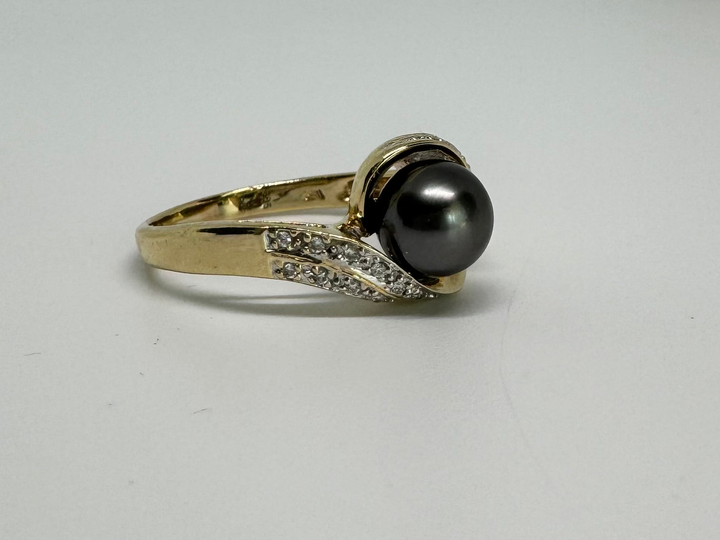14K gold ring set with Black Pearl & Diamonds