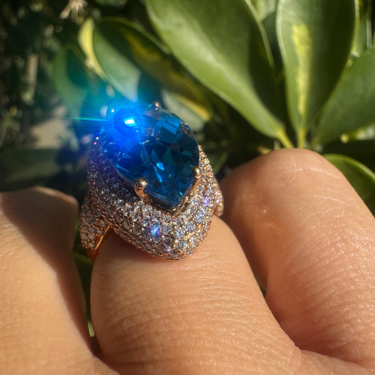 18K gold ring set with Blue Topaz & Diamonds