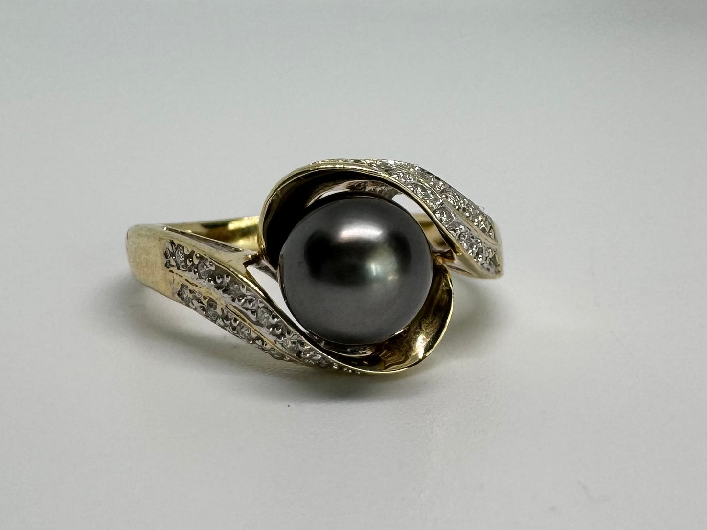 14K gold ring set with Black Pearl & Diamonds