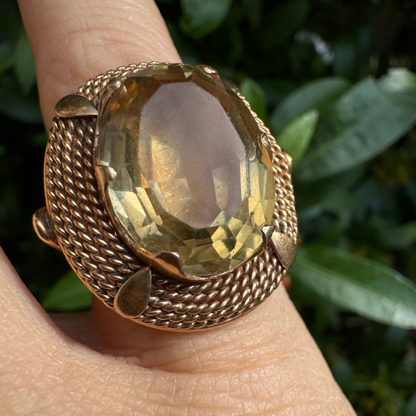 טבעת זהב אדום 14 קראט משובצת אבן סמוקי קוורץ גדולה