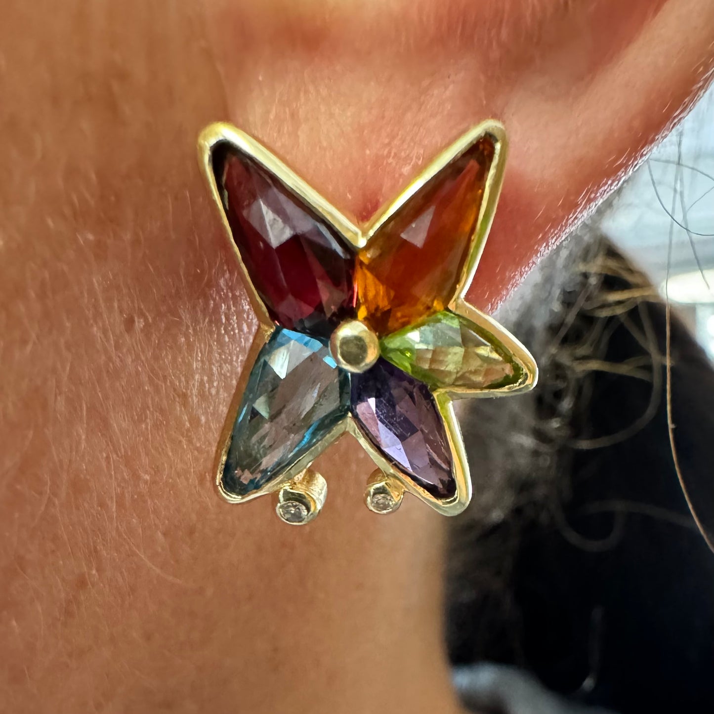 עגילי זהב צהוב 14 קראט צמודים לאוזן משובצים מבחר אבני חן ויהלומים.