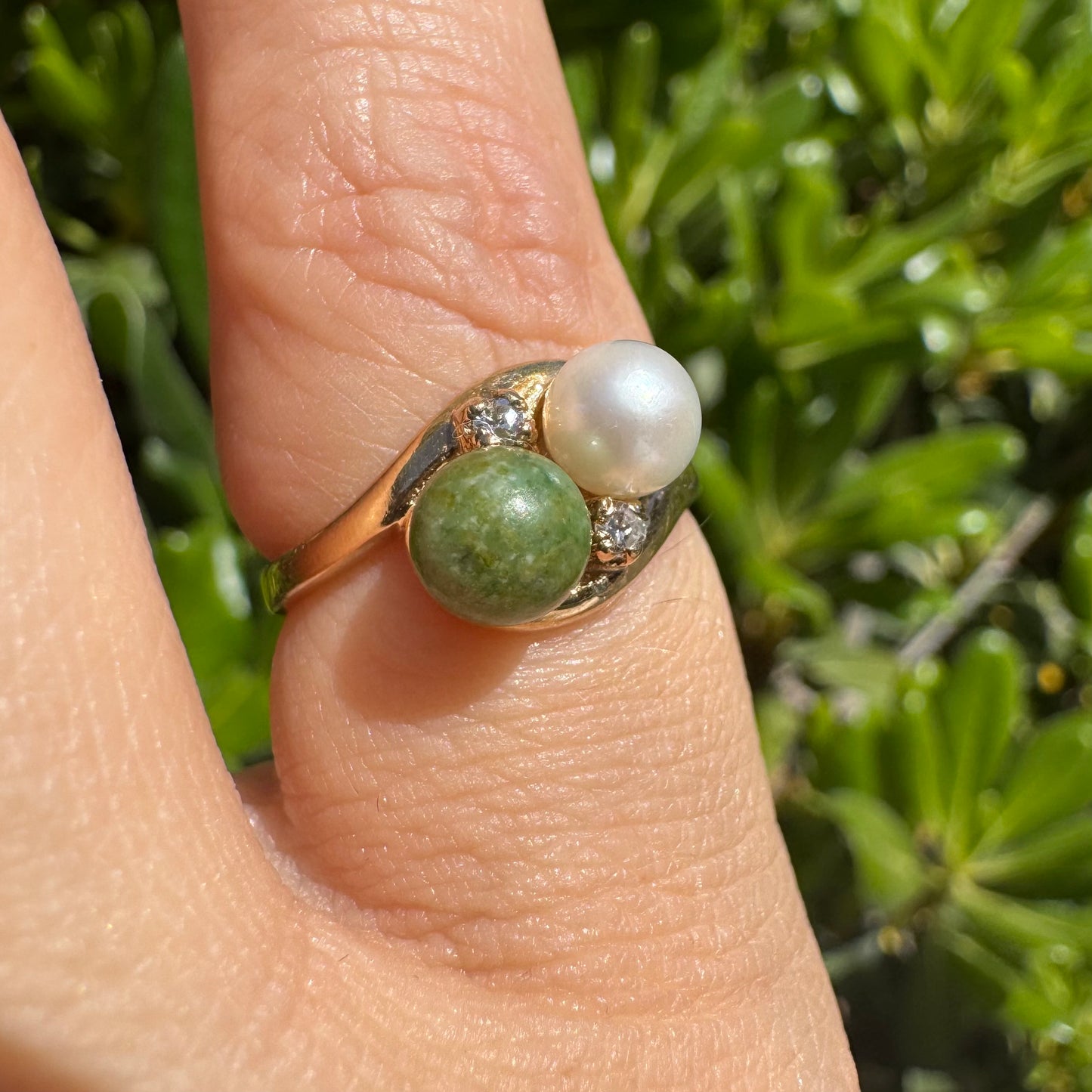 טבעת זהב צהוב משובצת פנינה, אבן סרפנטיין ויהלומים