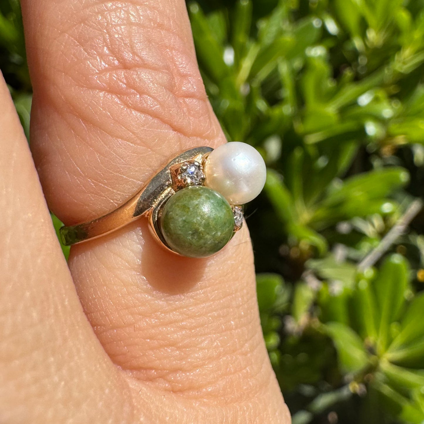 טבעת זהב צהוב משובצת פנינה, אבן סרפנטיין ויהלומים