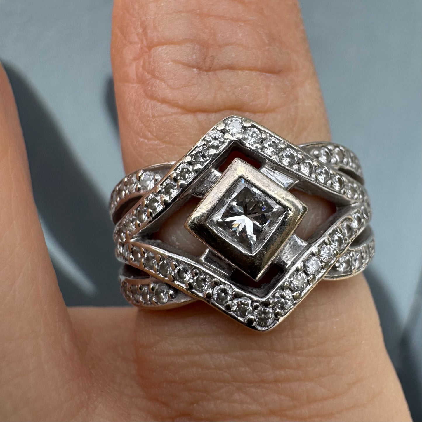 טבעת זהב לבן 14 קראט משובצת יהלומים, בעיצוב גיאומטרי יוקרתי בסגנון ארט-דקו.