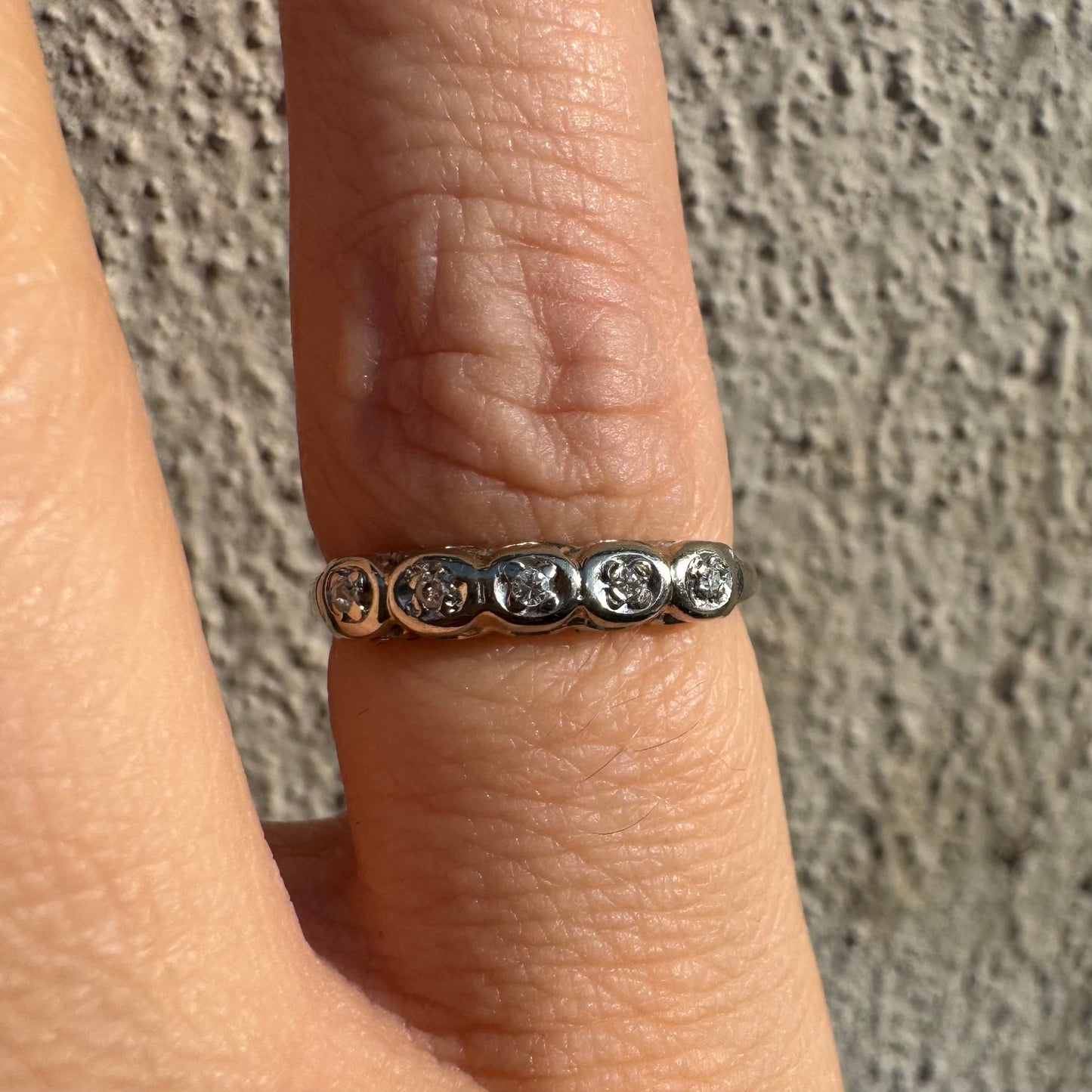 טבעת זהב לבן 14 קראט משובצת יהלומים.