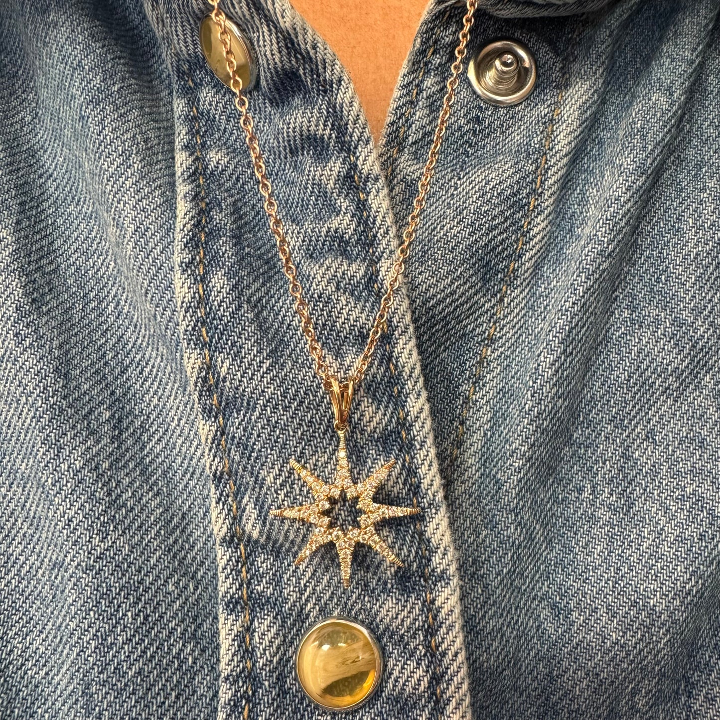 שרשרת זהב 14 קראט עם תליון בצורת כוכב משובץ יהלומים.