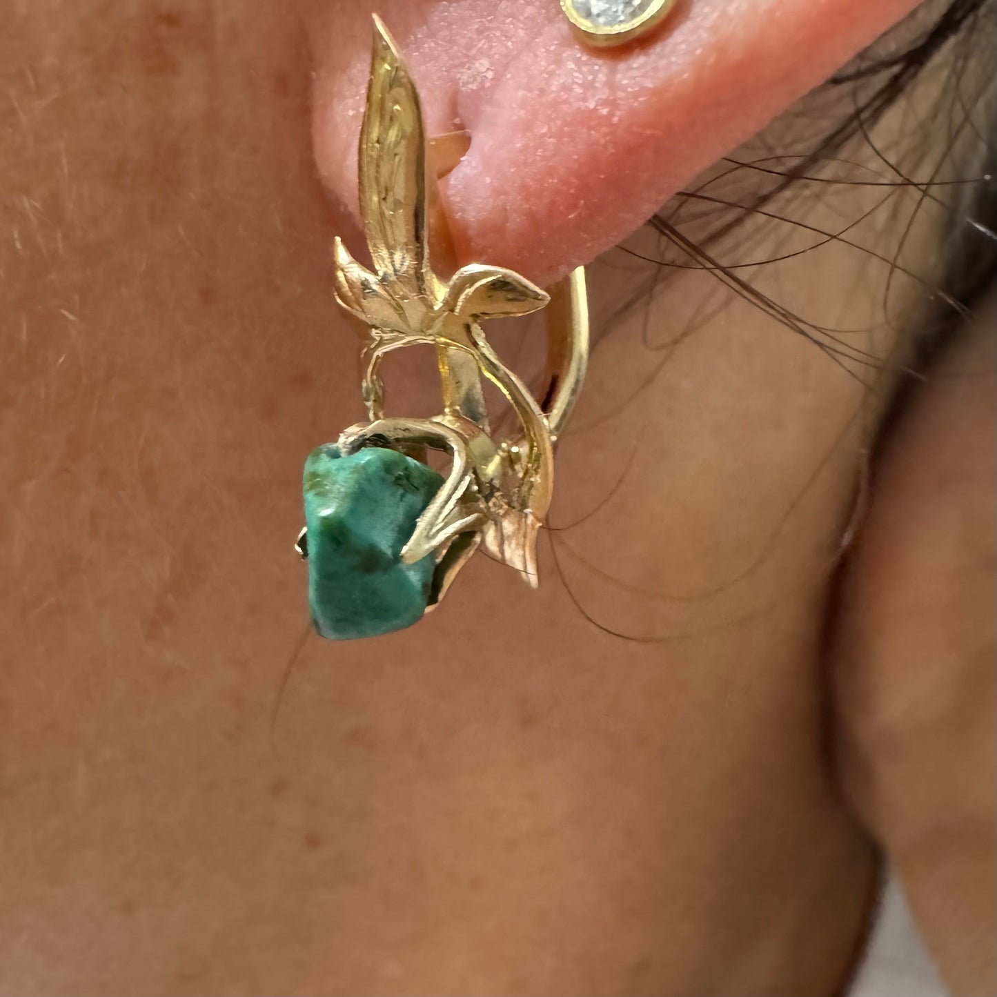 עגילי זהב 14 קראט בעיצוב עלים ופרח, משובצים אבן טורקיז בעלת מראה אורגני.