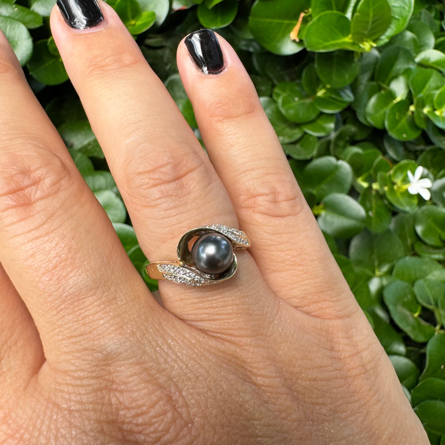 14K gold ring set with Black Pearl & Diamonds