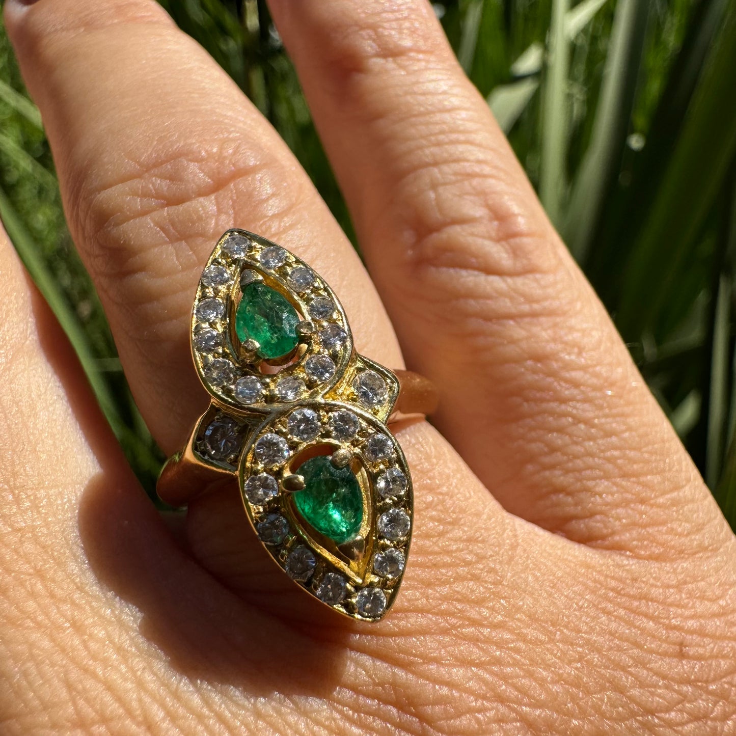 טבעת זהב צהוב משובצת אבני אמרלד ויהלומים