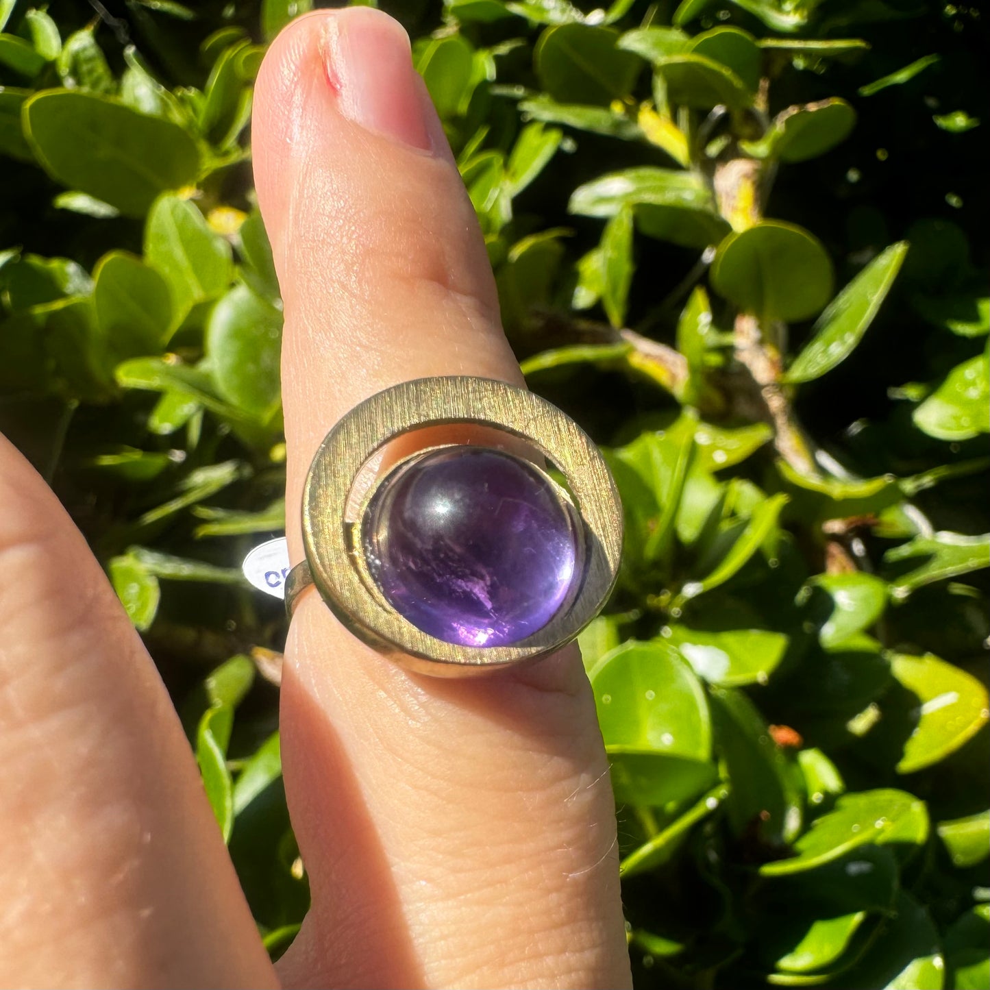 טבעת זהב צהוב 14 קראט משובצת אבן אמטיסט בצבע סגול כהה