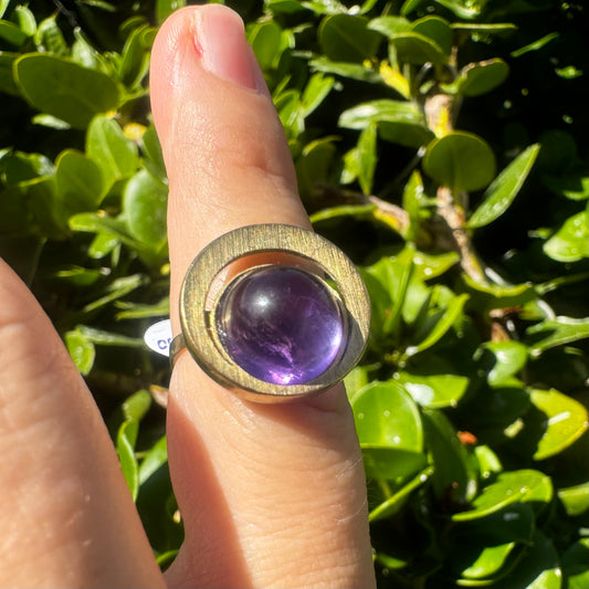 טבעת זהב צהוב 14 קראט משובצת אבן אמטיסט בצבע סגול כהה