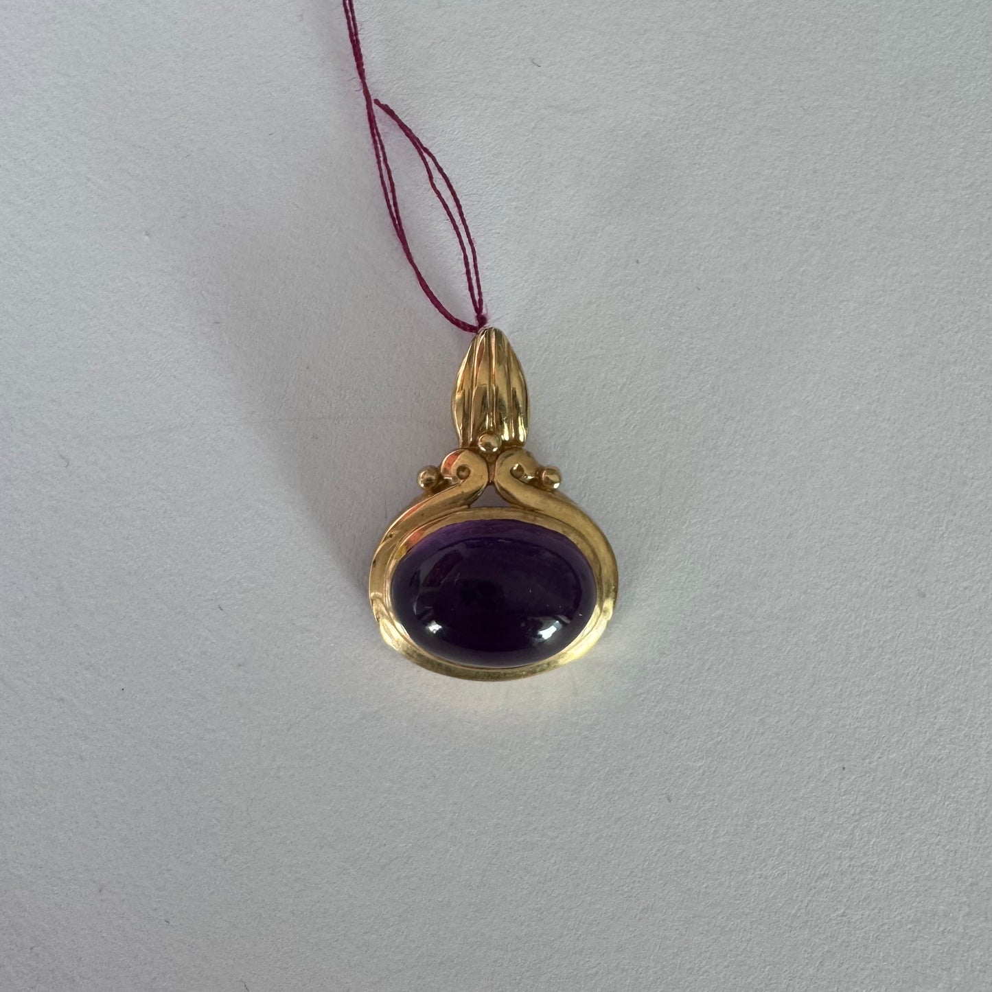 תליון זהב צהוב 14 קראט משובץ באבן אמטיסט קבושון גדולה.