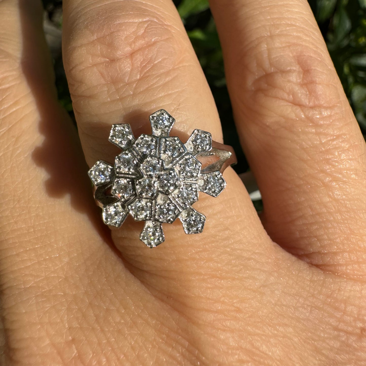 14K white gold ring set with Diamonds in a floral geometric pattern