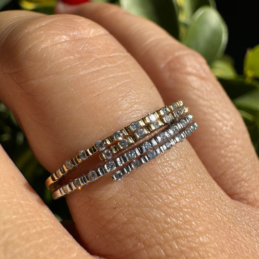 טבעת זהב לבן וזהב צהוב משובצת יהלומים